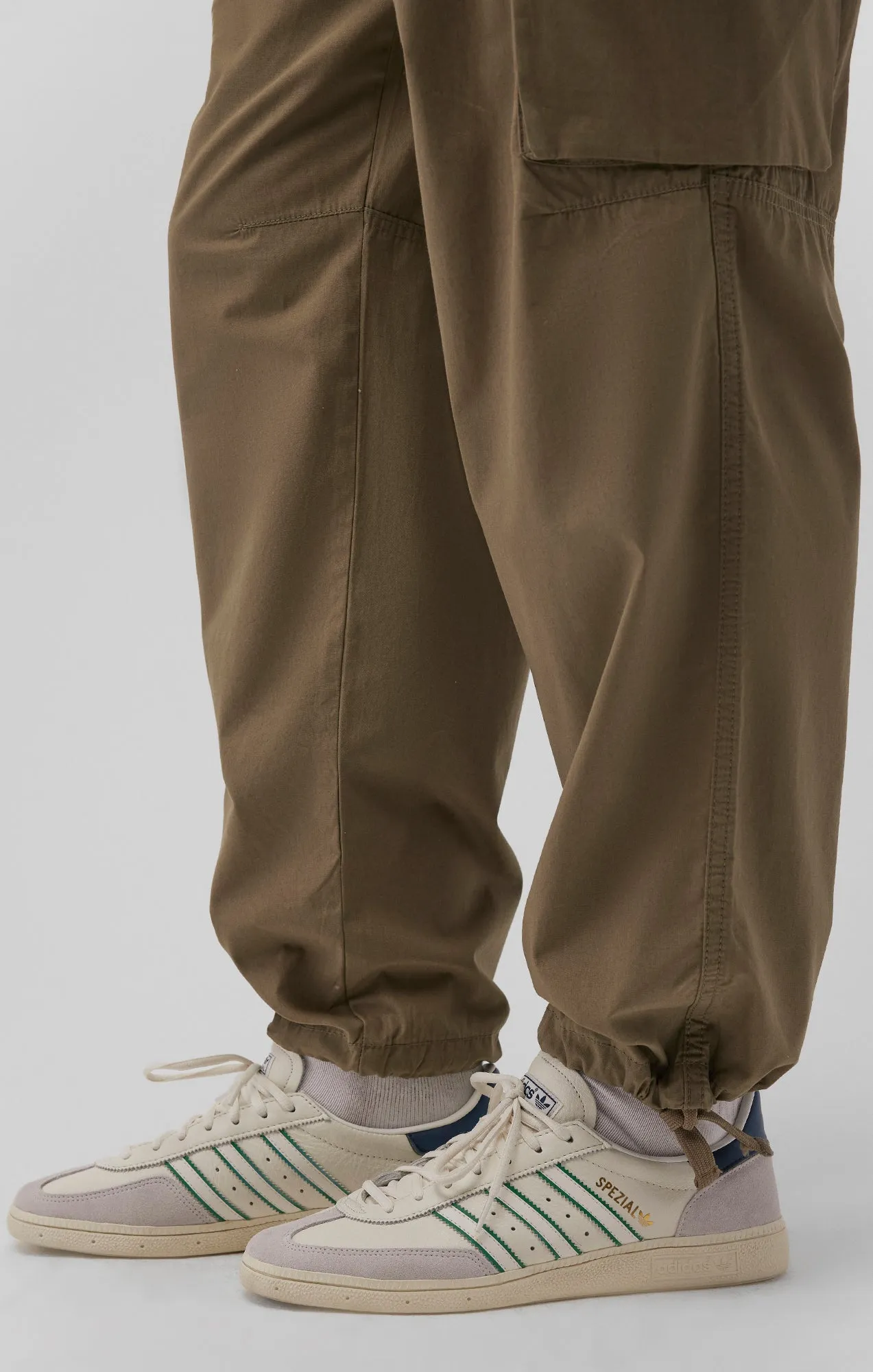 DOUBLE POCKET CARGO PANTS IN COVERT GREEN