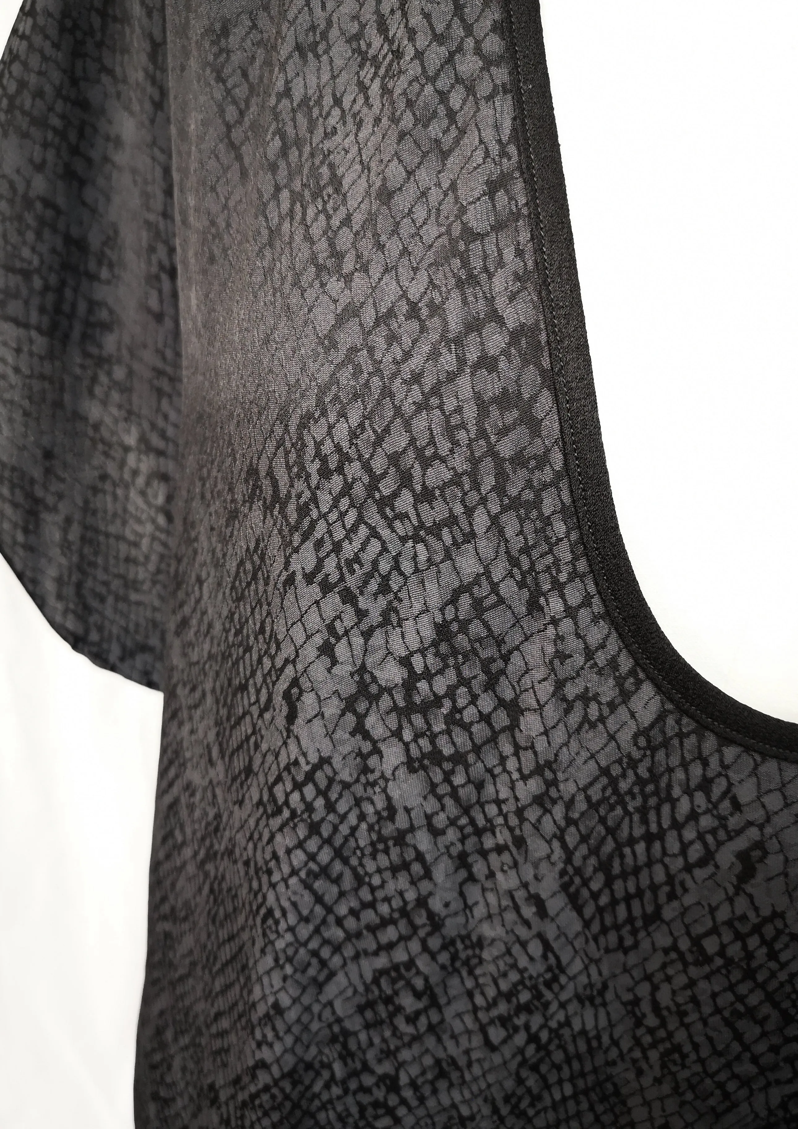 TOP SHORT SLEEVES WIDE - JACQUARD SATIN snake print black/dark grey